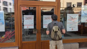 Ein Mann liest die Protestplakate an der geschlossenen Apotheke am Frauenberg in Eisenach.© Funke Medien Thüringen | Jensen Zlotowicz